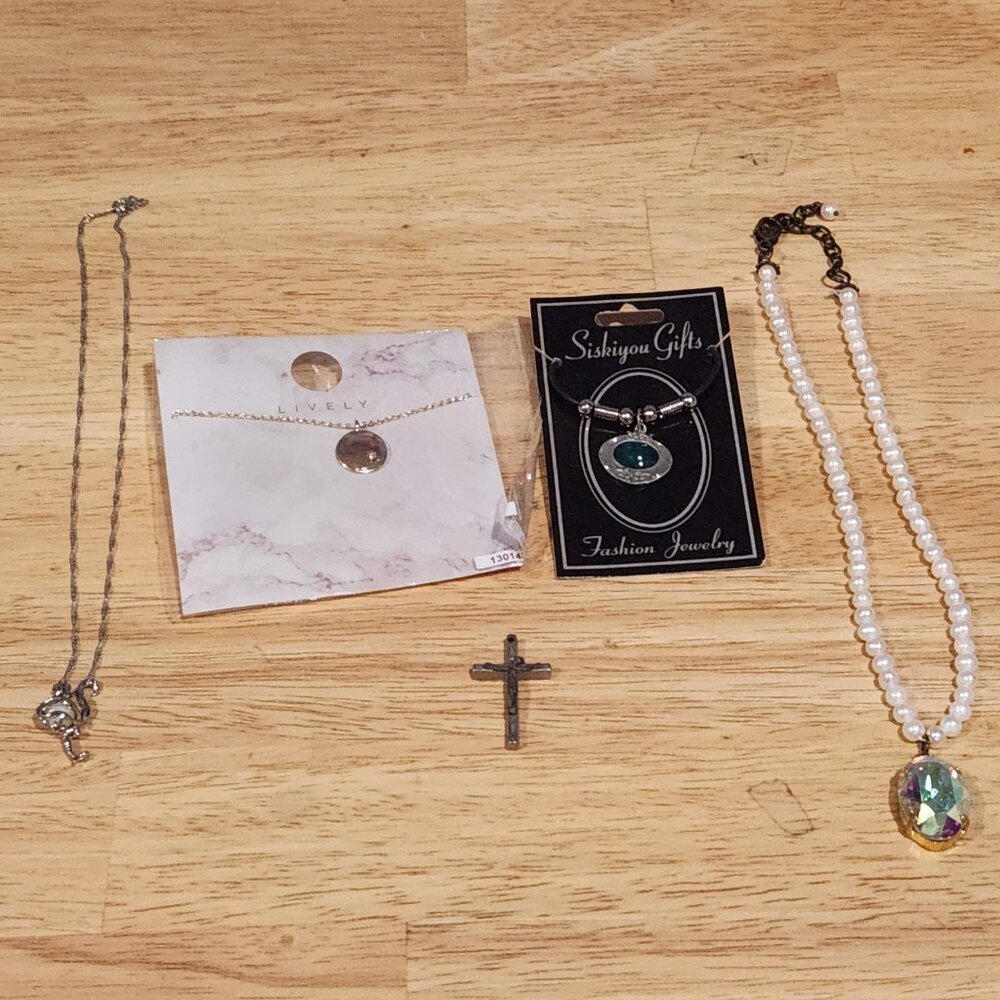 Lot of 5 Mix Women Necklaces Silver & Gold Toned Pearl Stones